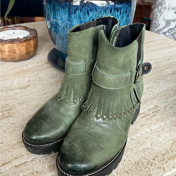 Dromedaris Shoes - RARE Dromedaris Green Leather Fringe Ankle Boots
